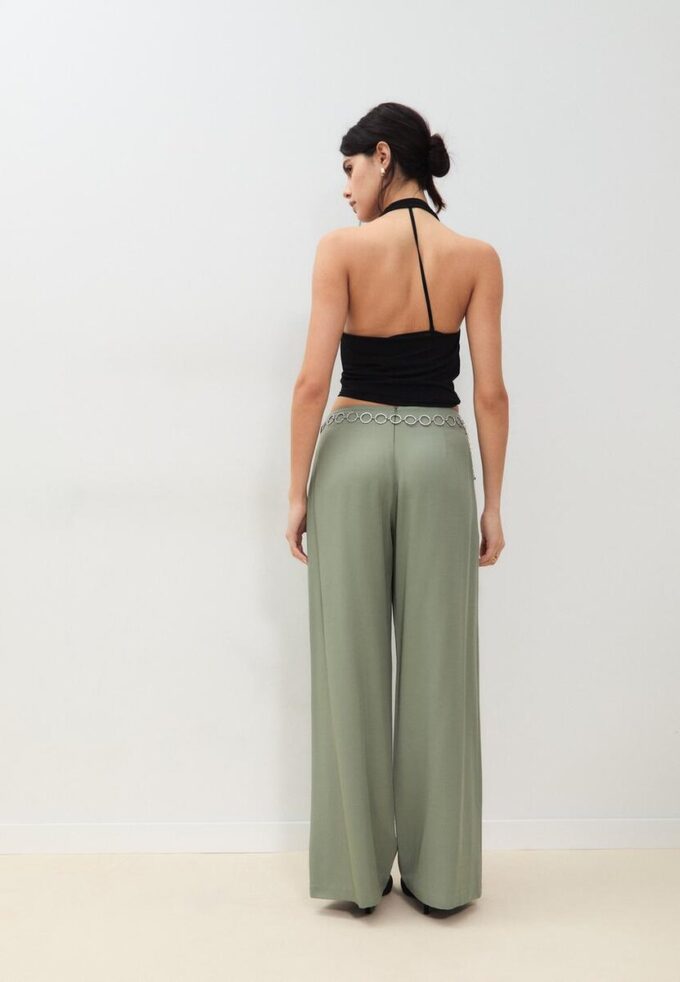 Pantalones de satén con pinzas y cinturón de cadena Pantalones de satén con pinzas y cinturón de cadena