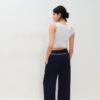 Pantalones de satén con pinzas y cinturón de cadena Pantalones de satén con pinzas y cinturón de cadena