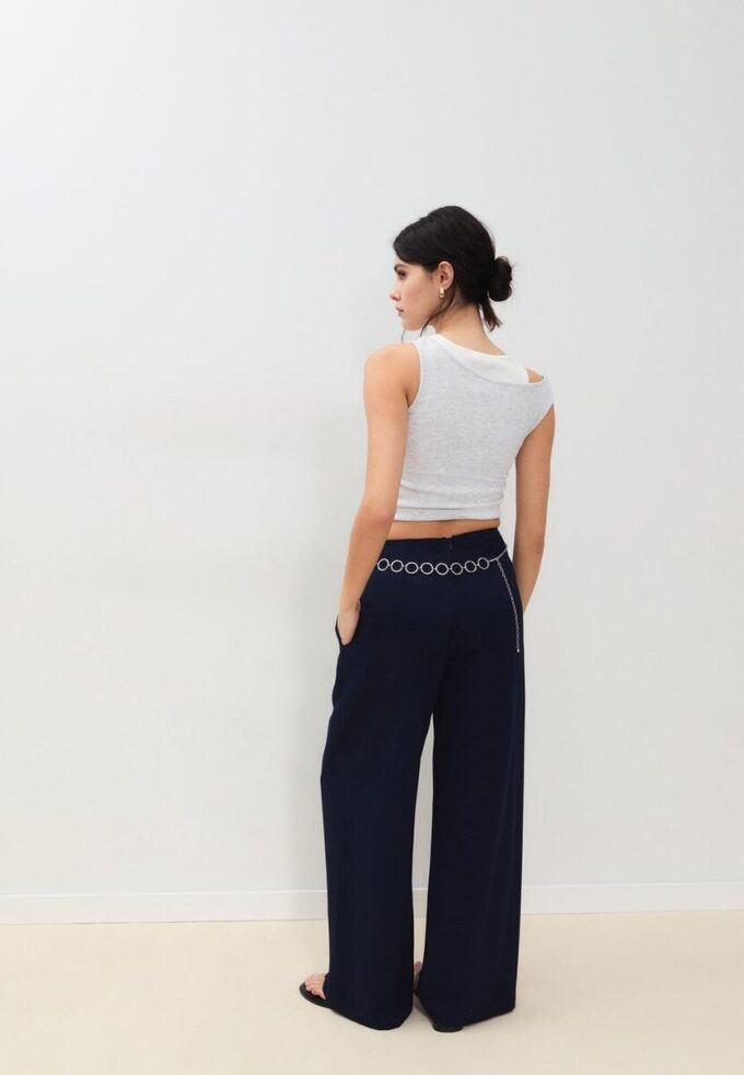 Pantalones de satén con pinzas y cinturón de cadena Pantalones de satén con pinzas y cinturón de cadena