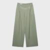 Pantalones de satén con pinzas y cinturón de cadena Pantalones de satén con pinzas y cinturón de cadena
