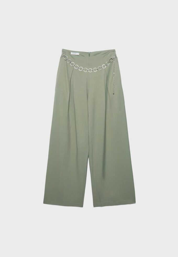 Pantalones de satén con pinzas y cinturón de cadena Pantalones de satén con pinzas y cinturón de cadena