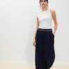 Pantalones de satén con pinzas y cinturón de cadena Pantalones de satén con pinzas y cinturón de cadena