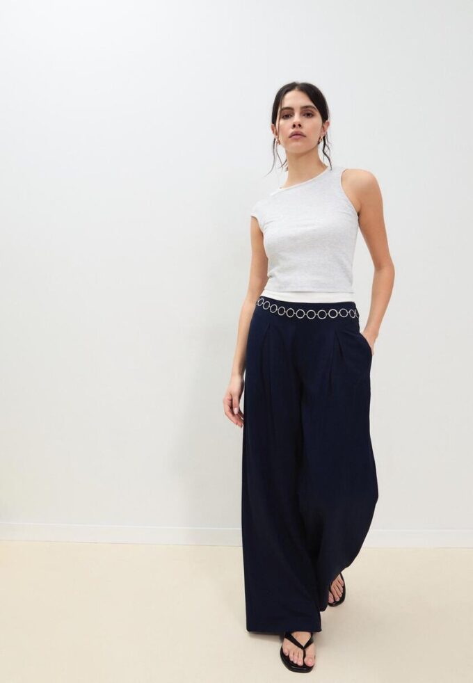 Pantalones de satén con pinzas y cinturón de cadena Pantalones de satén con pinzas y cinturón de cadena