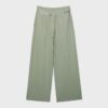 Pantalones de satén con pinzas y cinturón de cadena Pantalones de satén con pinzas y cinturón de cadena