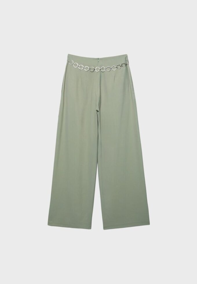 Pantalones de satén con pinzas y cinturón de cadena Pantalones de satén con pinzas y cinturón de cadena