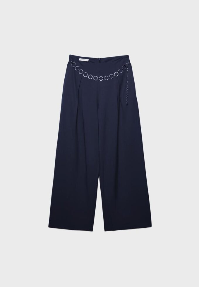 Pantalones de satén con pinzas y cinturón de cadena Pantalones de satén con pinzas y cinturón de cadena