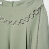 Pantalones de satén con pinzas y cinturón de cadena Pantalones de satén con pinzas y cinturón de cadena