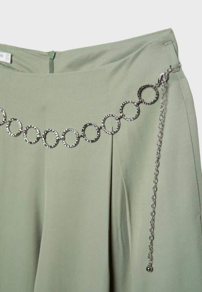 Pantalones de satén con pinzas y cinturón de cadena Pantalones de satén con pinzas y cinturón de cadena