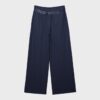 Pantalones de satén con pinzas y cinturón de cadena Pantalones de satén con pinzas y cinturón de cadena