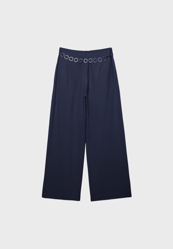 Pantalones de satén con pinzas y cinturón de cadena Pantalones de satén con pinzas y cinturón de cadena