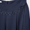 Pantalones de satén con pinzas y cinturón de cadena Pantalones de satén con pinzas y cinturón de cadena