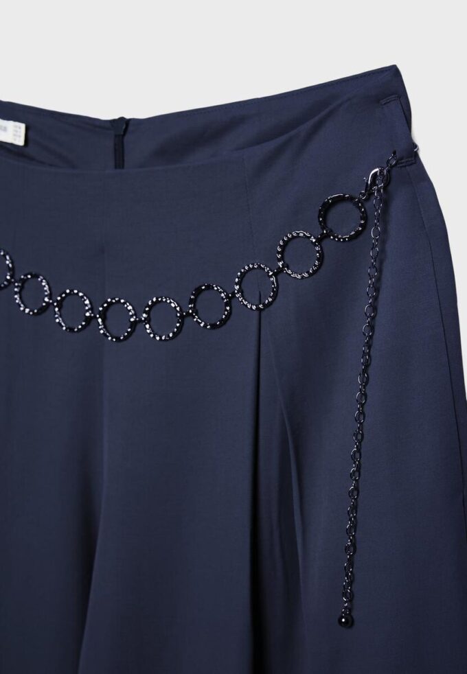 Pantalones de satén con pinzas y cinturón de cadena Pantalones de satén con pinzas y cinturón de cadena