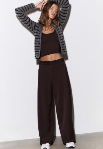 Pantalones elegantes de corte recto con pinzas Pantalones elegantes de corte recto con pinzas
