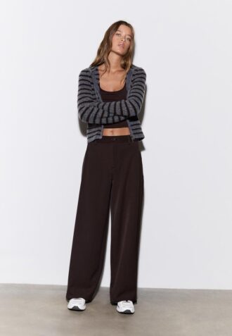 Pantalones elegantes de corte recto con pinzas Pantalones elegantes de corte recto con pinzas