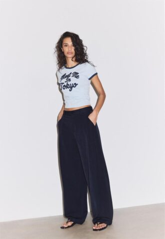 Pantalones elegantes de corte recto con pinzas Pantalones elegantes de corte recto con pinzas