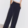 Pantalones elegantes de corte recto con pinzas Pantalones elegantes de corte recto con pinzas