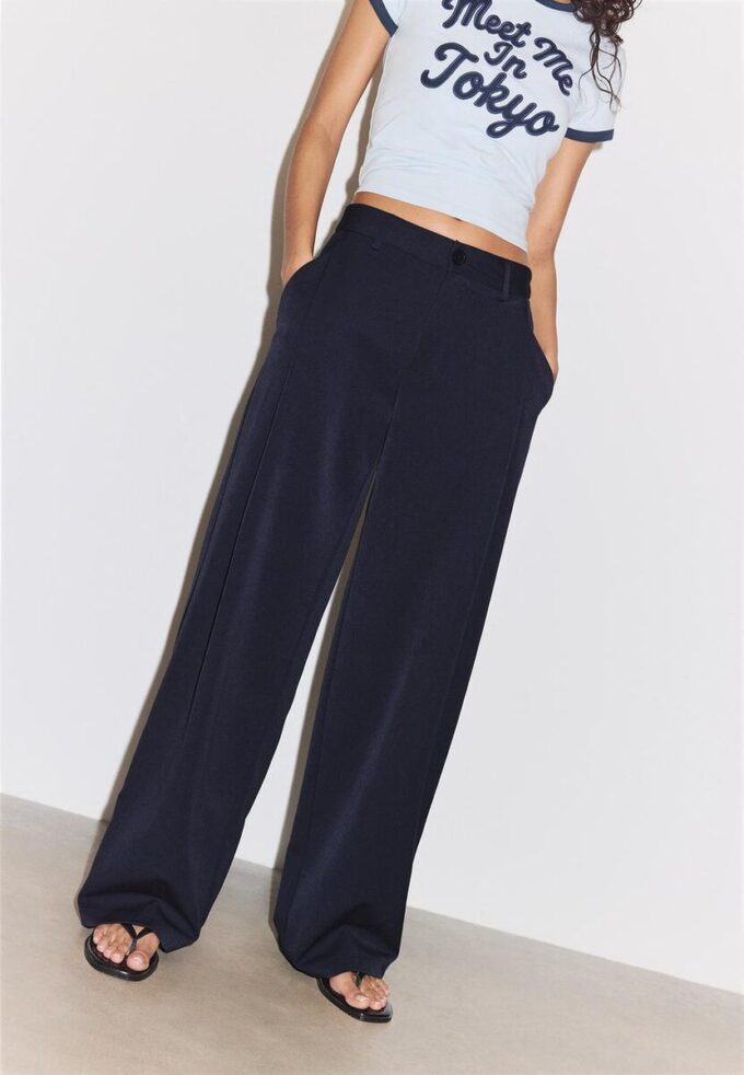 Pantalones elegantes de corte recto con pinzas Pantalones elegantes de corte recto con pinzas