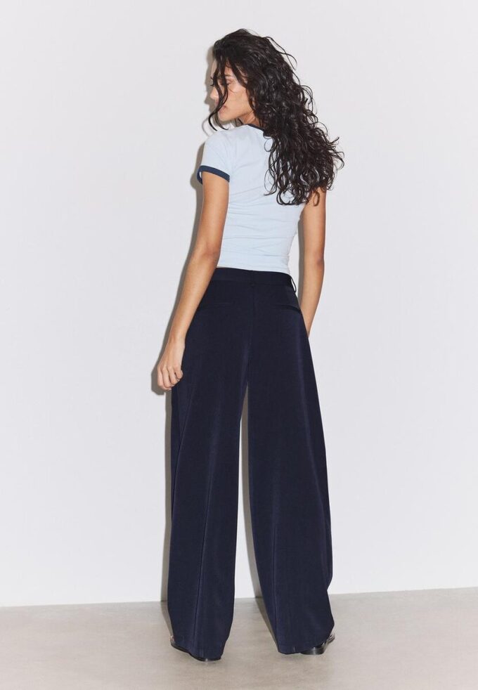 Pantalones elegantes de corte recto con pinzas Pantalones elegantes de corte recto con pinzas