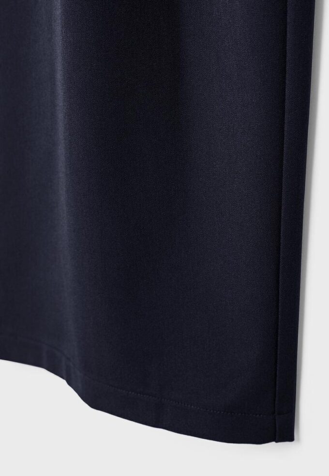 Pantalones elegantes de corte recto con pinzas Pantalones elegantes de corte recto con pinzas