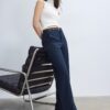 Pantalones elegantes de corte recto y vuelo con cinturón Pantalones elegantes de corte recto y vuelo con cinturón