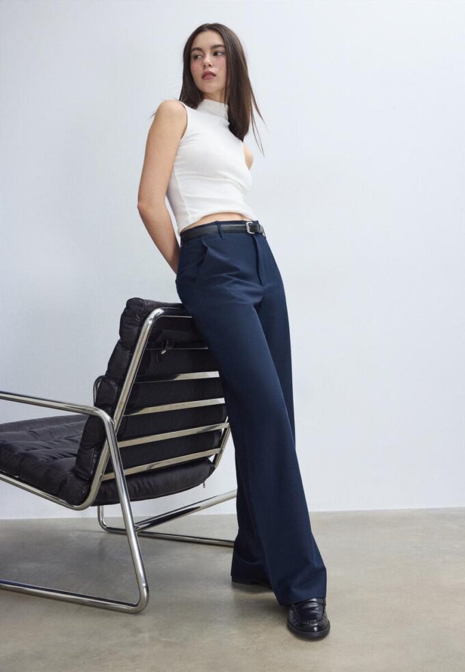 Pantalones elegantes de corte recto y vuelo con cinturón Pantalones elegantes de corte recto y vuelo con cinturón