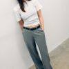 Pantalones elegantes de corte recto y vuelo con cinturón Pantalones elegantes de corte recto y vuelo con cinturón