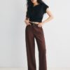 Pantalones elegantes de corte recto y vuelo con cinturón Pantalones elegantes de corte recto y vuelo con cinturón
