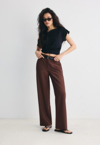 Pantalones elegantes de corte recto y vuelo con cinturón