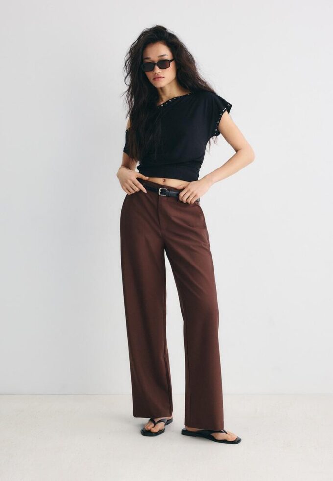 Pantalones elegantes de corte recto y vuelo con cinturón Pantalones elegantes de corte recto y vuelo con cinturón