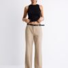 Pantalones elegantes de corte recto y vuelo con cinturón Pantalones elegantes de corte recto y vuelo con cinturón