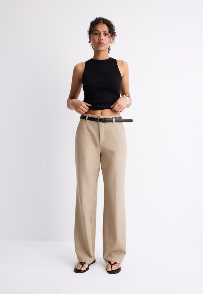 Pantalones elegantes de corte recto y vuelo con cinturón Pantalones elegantes de corte recto y vuelo con cinturón