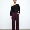Pantalones elegantes de corte recto y vuelo con cinturón Pantalones elegantes de corte recto y vuelo con cinturón