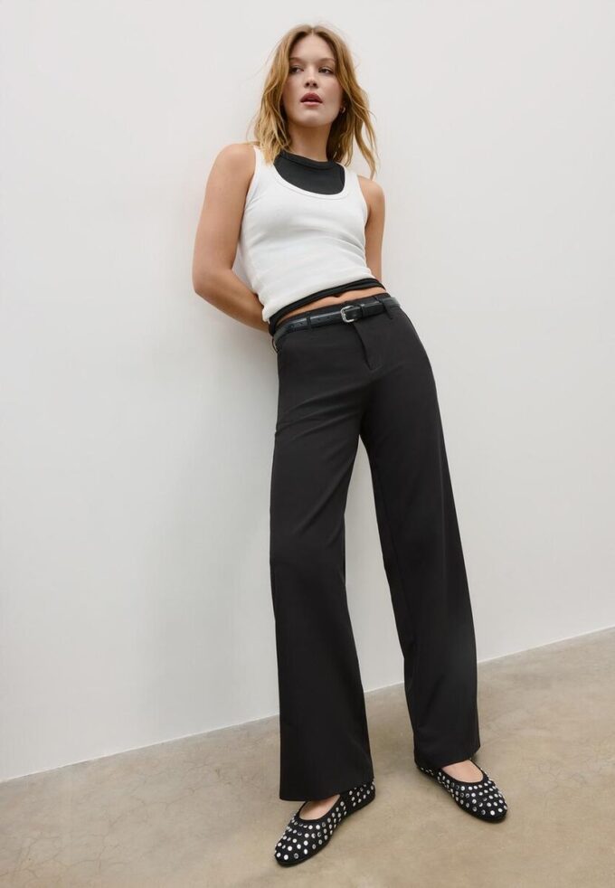 Pantalones elegantes de corte recto y vuelo con cinturón Pantalones elegantes de corte recto y vuelo con cinturón