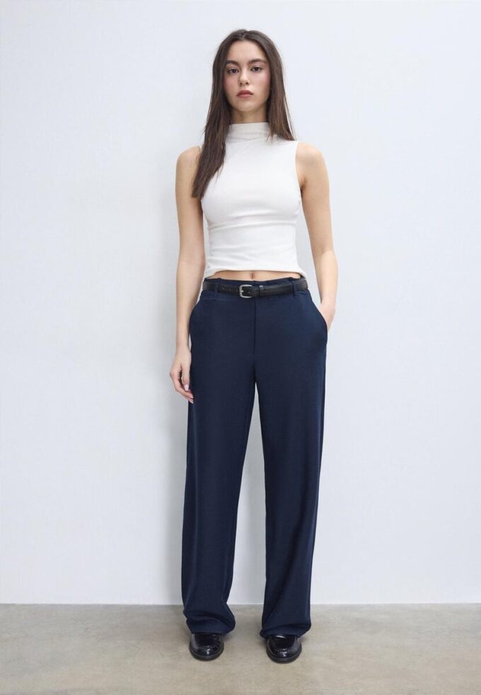 Pantalones elegantes de corte recto y vuelo con cinturón Pantalones elegantes de corte recto y vuelo con cinturón