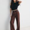 Pantalones elegantes de corte recto y vuelo con cinturón Pantalones elegantes de corte recto y vuelo con cinturón