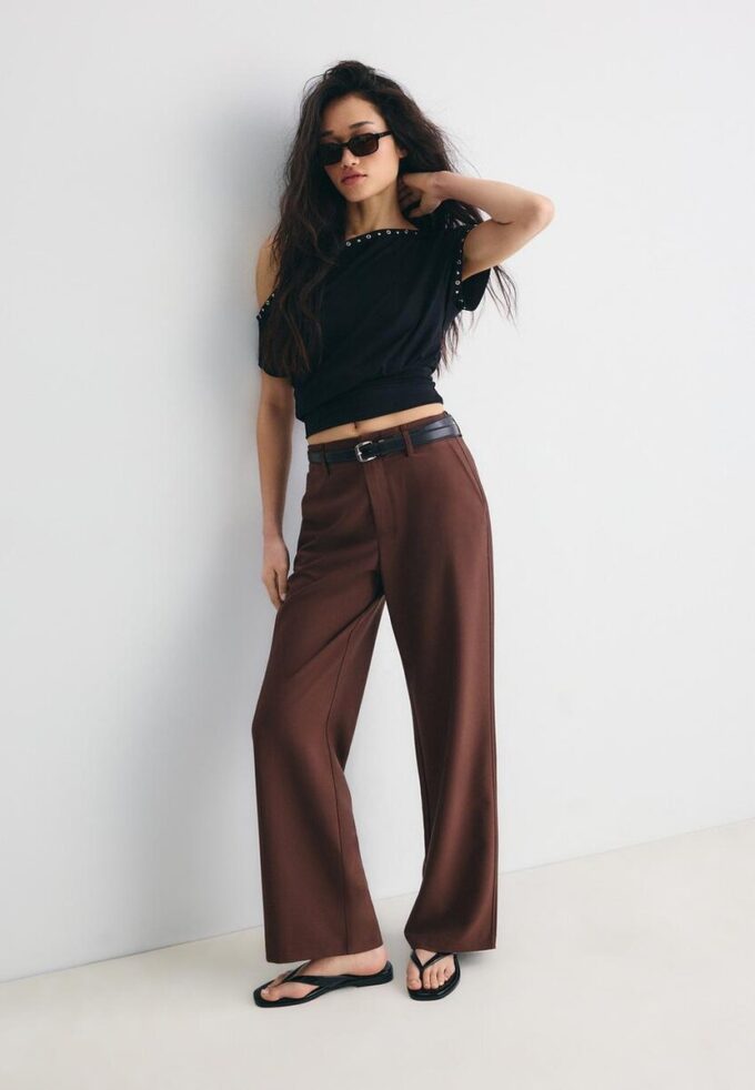 Pantalones elegantes de corte recto y vuelo con cinturón Pantalones elegantes de corte recto y vuelo con cinturón