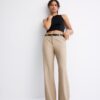 Pantalones elegantes de corte recto y vuelo con cinturón Pantalones elegantes de corte recto y vuelo con cinturón