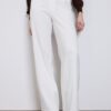 Pantalones elegantes de corte recto y vuelo con cinturón Pantalones elegantes de corte recto y vuelo con cinturón