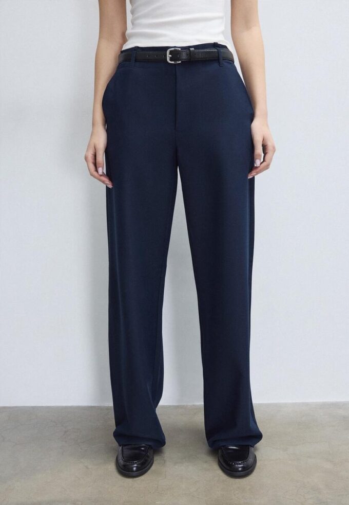 Pantalones elegantes de corte recto y vuelo con cinturón Pantalones elegantes de corte recto y vuelo con cinturón
