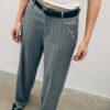 Pantalones elegantes de corte recto y vuelo con cinturón Pantalones elegantes de corte recto y vuelo con cinturón