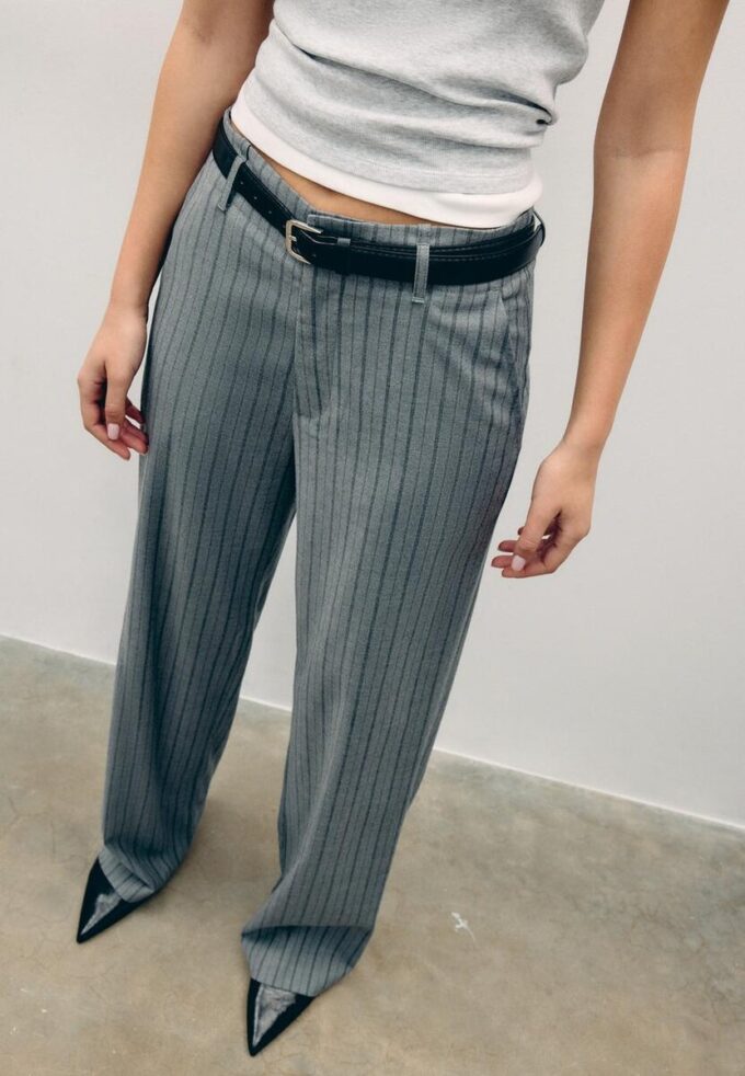 Pantalones elegantes de corte recto y vuelo con cinturón Pantalones elegantes de corte recto y vuelo con cinturón