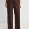 Pantalones elegantes de corte recto y vuelo con cinturón Pantalones elegantes de corte recto y vuelo con cinturón