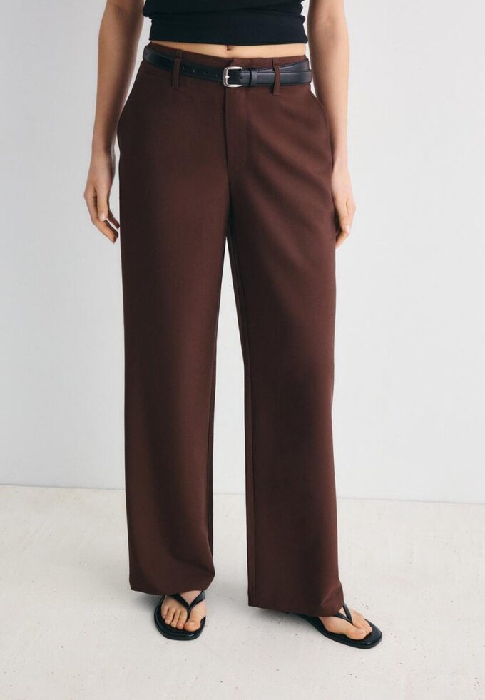 Pantalones elegantes de corte recto y vuelo con cinturón Pantalones elegantes de corte recto y vuelo con cinturón