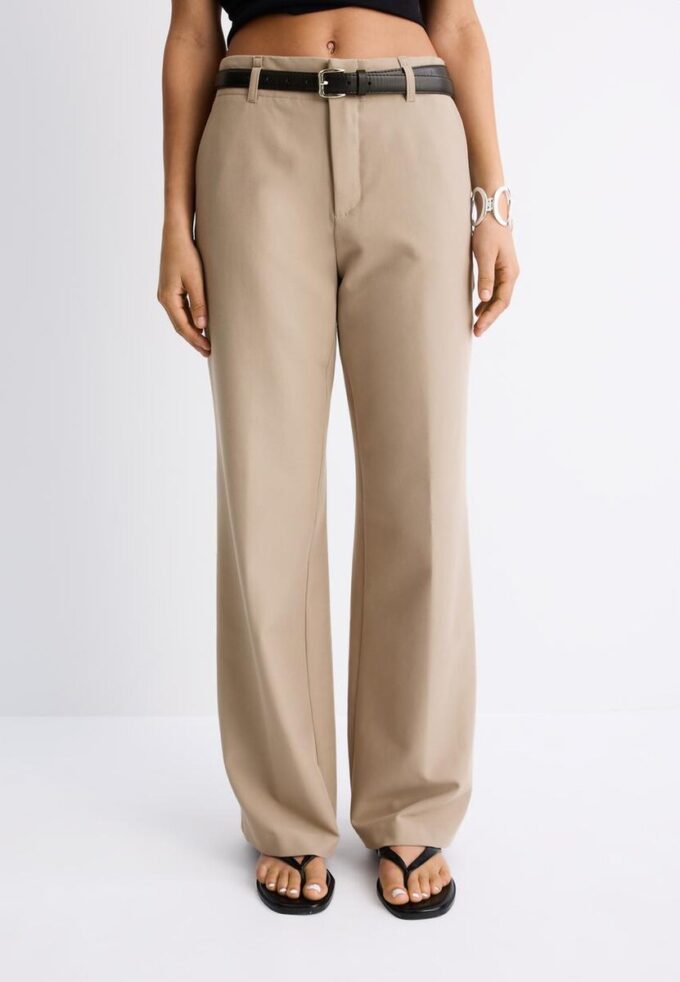 Pantalones elegantes de corte recto y vuelo con cinturón Pantalones elegantes de corte recto y vuelo con cinturón