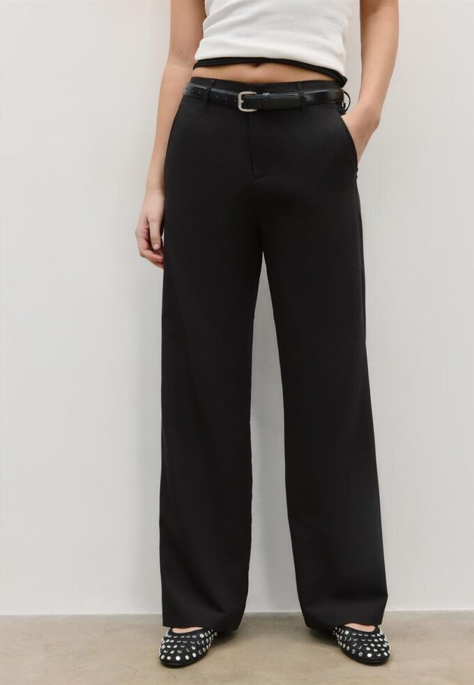 Pantalones elegantes de corte recto y vuelo con cinturón Pantalones elegantes de corte recto y vuelo con cinturón