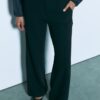 Pantalones elegantes de corte recto y vuelo con cinturón Pantalones elegantes de corte recto y vuelo con cinturón
