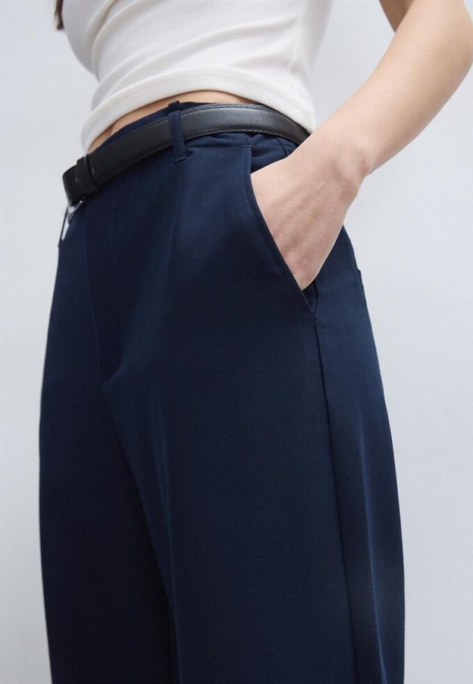 Pantalones elegantes de corte recto y vuelo con cinturón Pantalones elegantes de corte recto y vuelo con cinturón