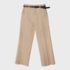 Pantalones elegantes de corte recto y vuelo con cinturón Pantalones elegantes de corte recto y vuelo con cinturón