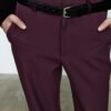 Pantalones elegantes de corte recto y vuelo con cinturón Pantalones elegantes de corte recto y vuelo con cinturón