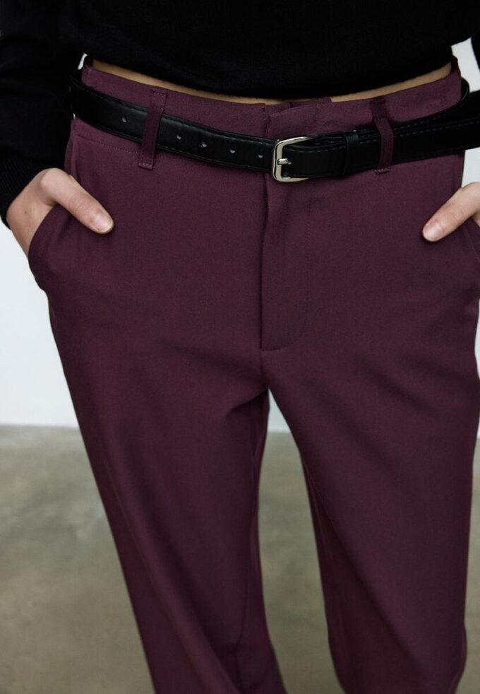 Pantalones elegantes de corte recto y vuelo con cinturón Pantalones elegantes de corte recto y vuelo con cinturón